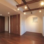 開放的な吹き抜けと明り窓が魅力の省エネ住宅